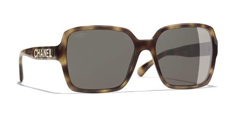 chanel lunette soleil carré.